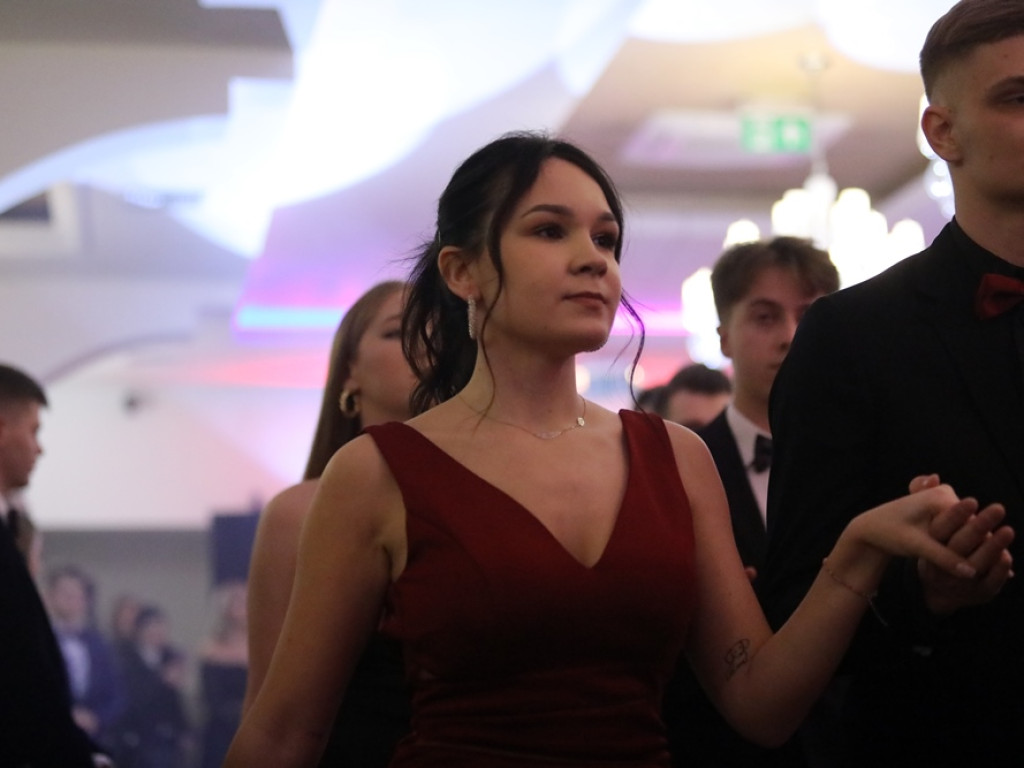 Poloneza czas zacząć. Tak się bawią maturzyści Zespołu Szkół Ekonomicznych [ZDJĘCIA]