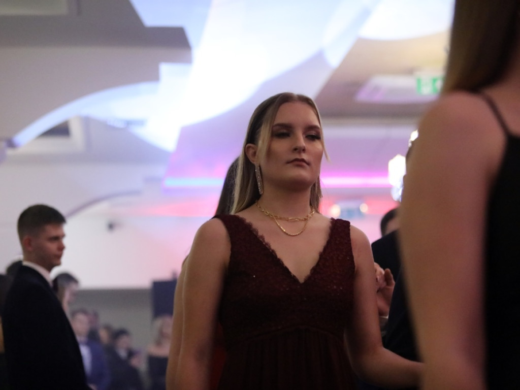 Poloneza czas zacząć. Tak się bawią maturzyści Zespołu Szkół Ekonomicznych [ZDJĘCIA]