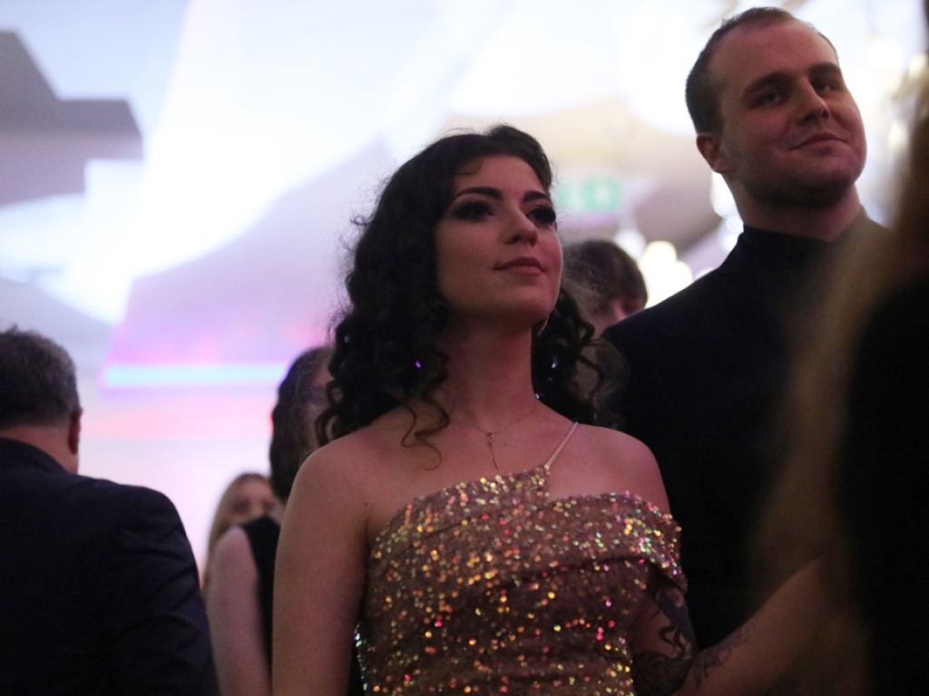 Poloneza czas zacząć. Tak się bawią maturzyści Zespołu Szkół Ekonomicznych [ZDJĘCIA]