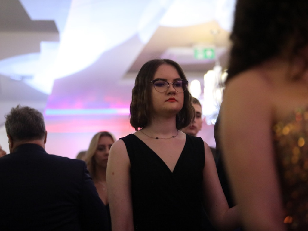 Poloneza czas zacząć. Tak się bawią maturzyści Zespołu Szkół Ekonomicznych [ZDJĘCIA]