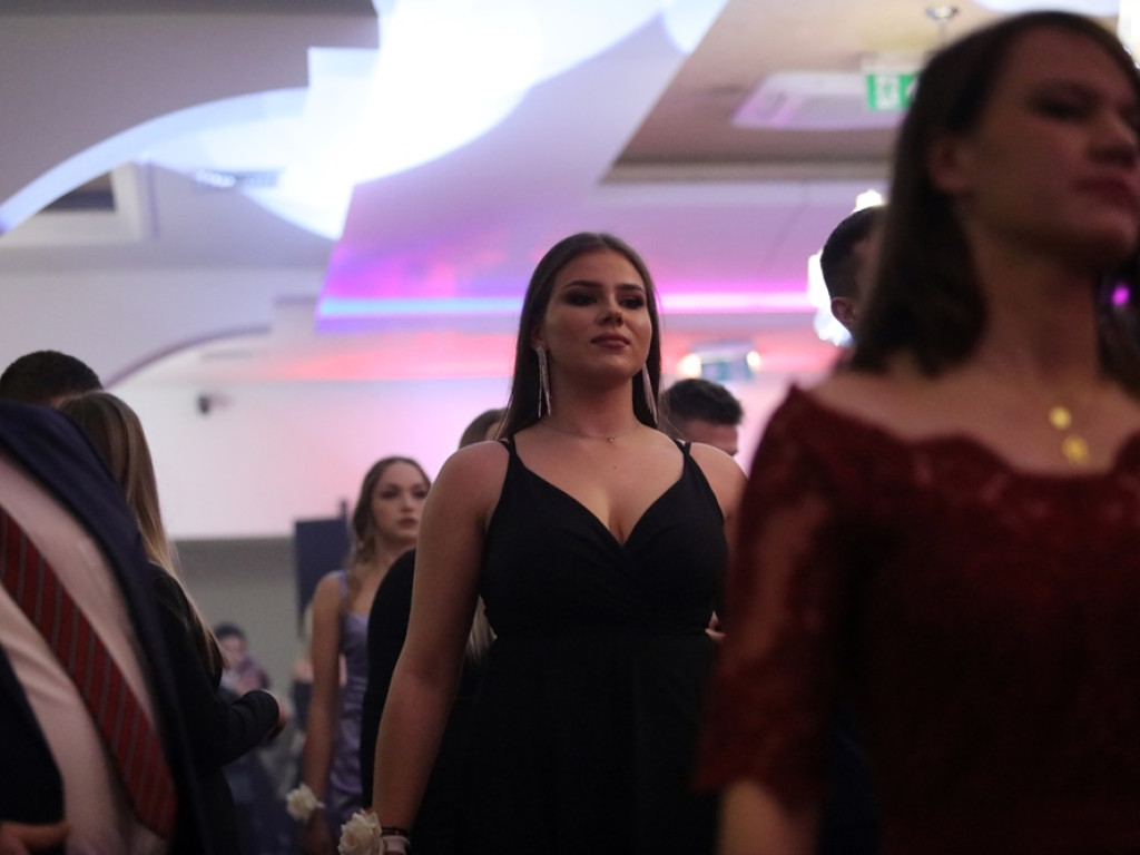 Poloneza czas zacząć. Tak się bawią maturzyści Zespołu Szkół Ekonomicznych [ZDJĘCIA]