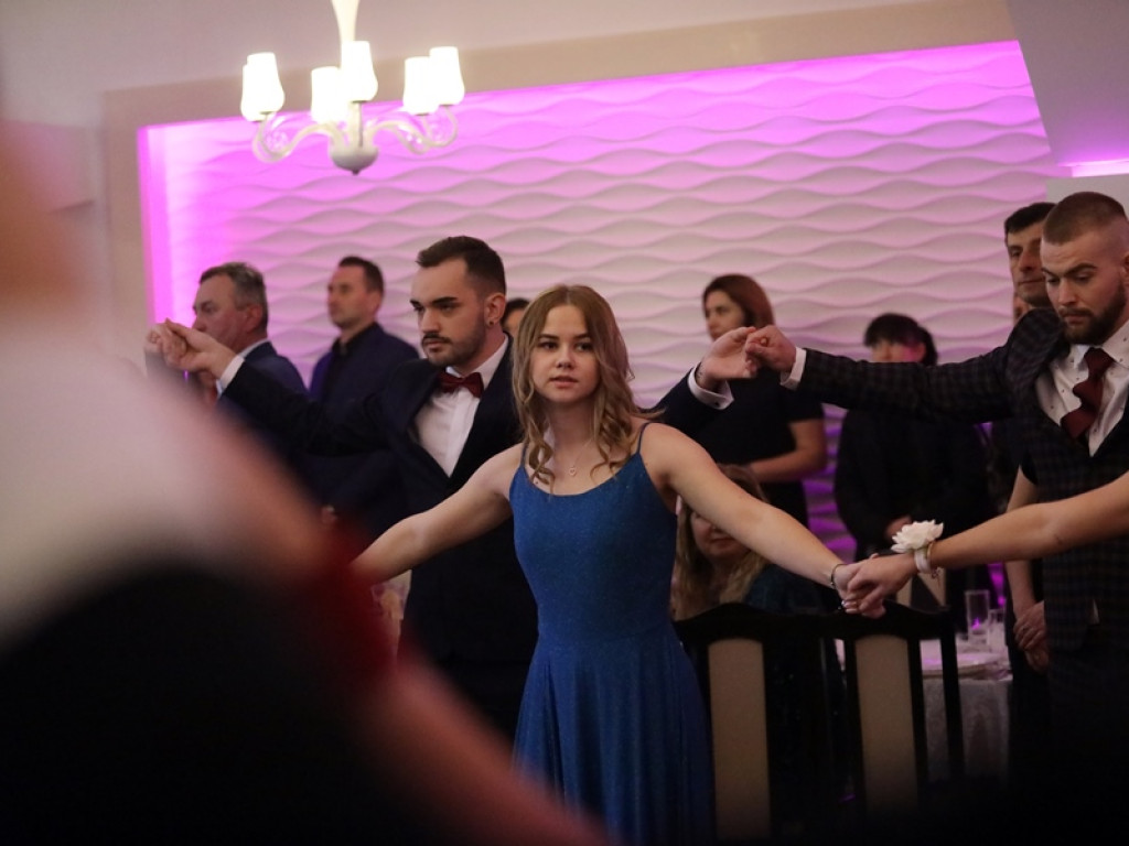 Poloneza czas zacząć. Tak się bawią maturzyści Zespołu Szkół Ekonomicznych [ZDJĘCIA]