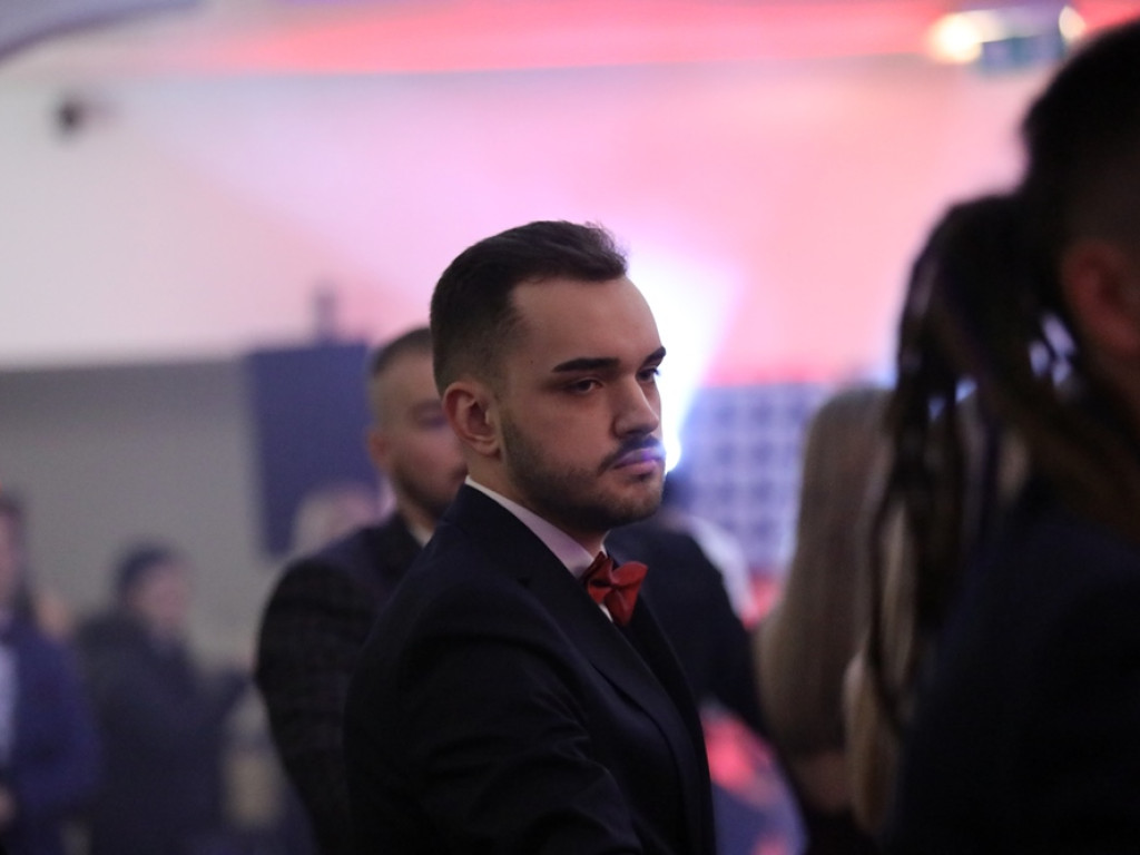 Poloneza czas zacząć. Tak się bawią maturzyści Zespołu Szkół Ekonomicznych [ZDJĘCIA]