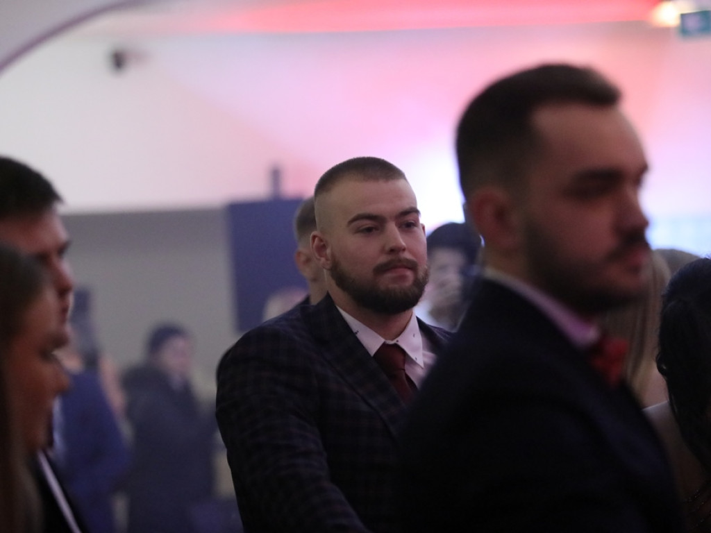 Poloneza czas zacząć. Tak się bawią maturzyści Zespołu Szkół Ekonomicznych [ZDJĘCIA]