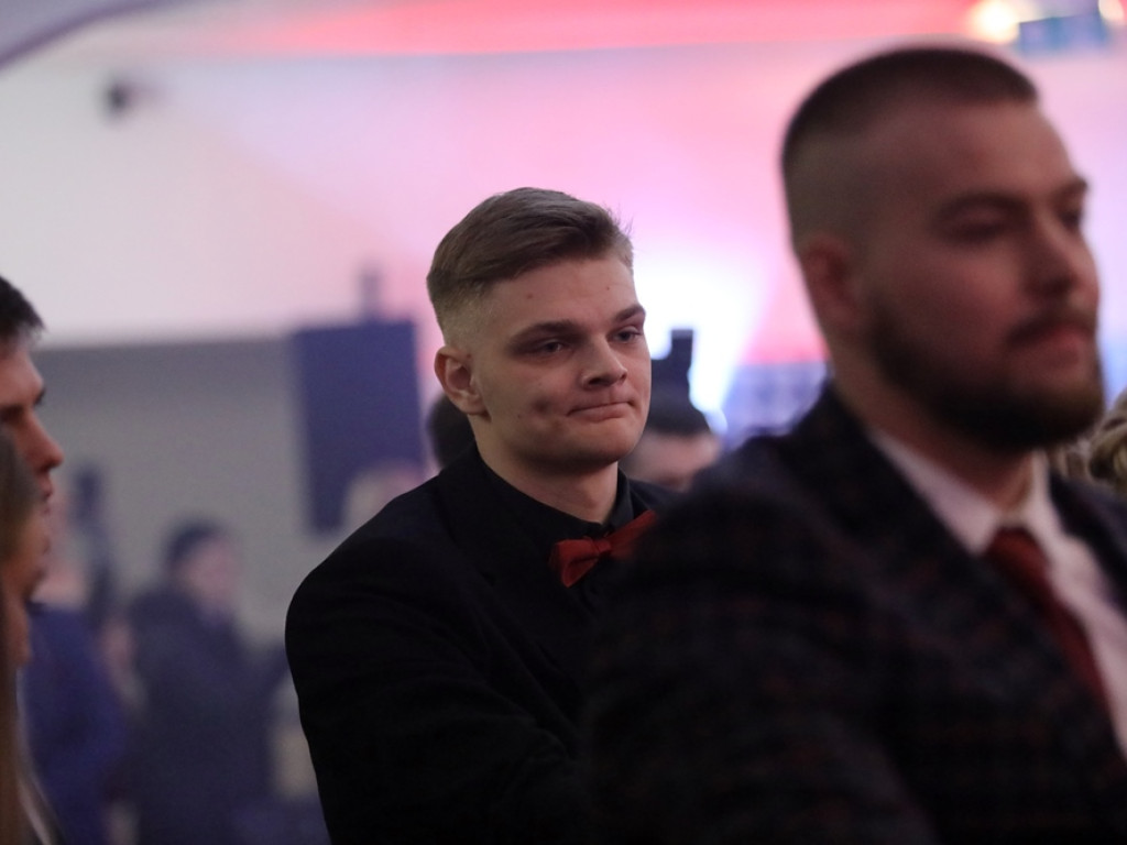 Poloneza czas zacząć. Tak się bawią maturzyści Zespołu Szkół Ekonomicznych [ZDJĘCIA]