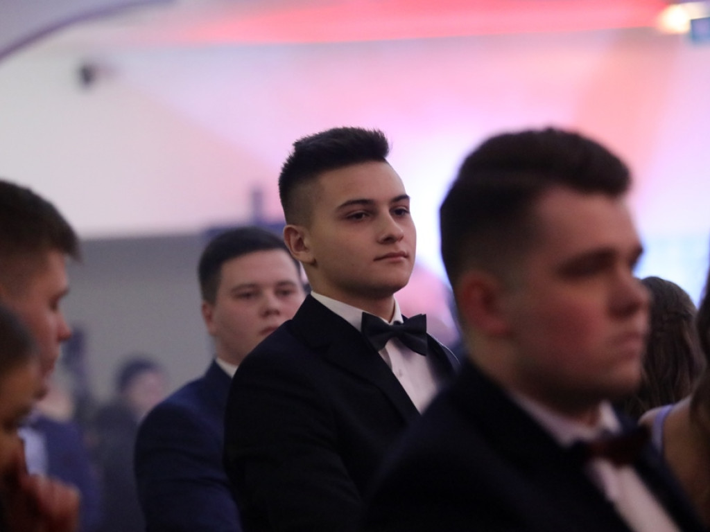 Poloneza czas zacząć. Tak się bawią maturzyści Zespołu Szkół Ekonomicznych [ZDJĘCIA]