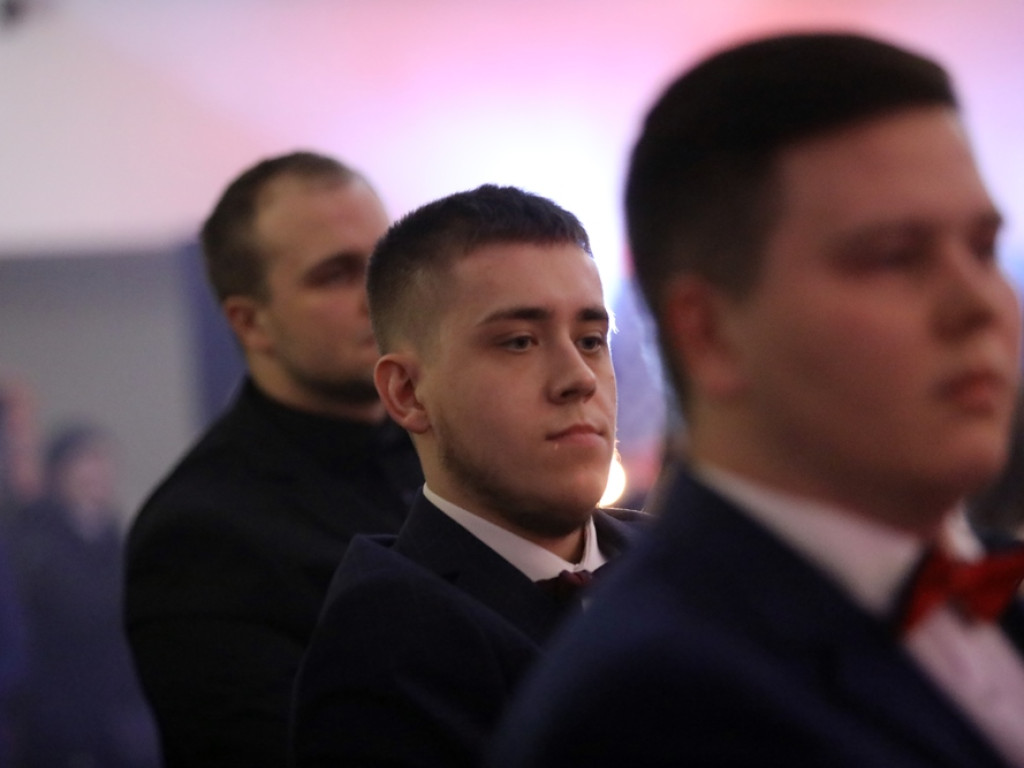 Poloneza czas zacząć. Tak się bawią maturzyści Zespołu Szkół Ekonomicznych [ZDJĘCIA]