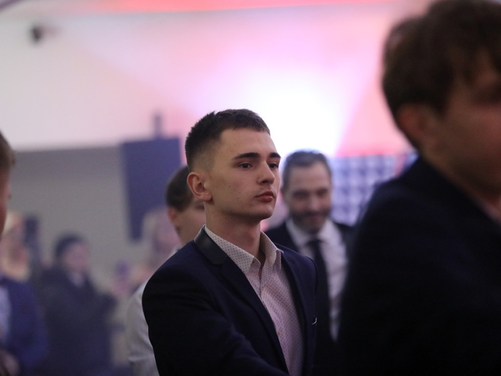 Poloneza czas zacząć. Tak się bawią maturzyści Zespołu Szkół Ekonomicznych [ZDJĘCIA]