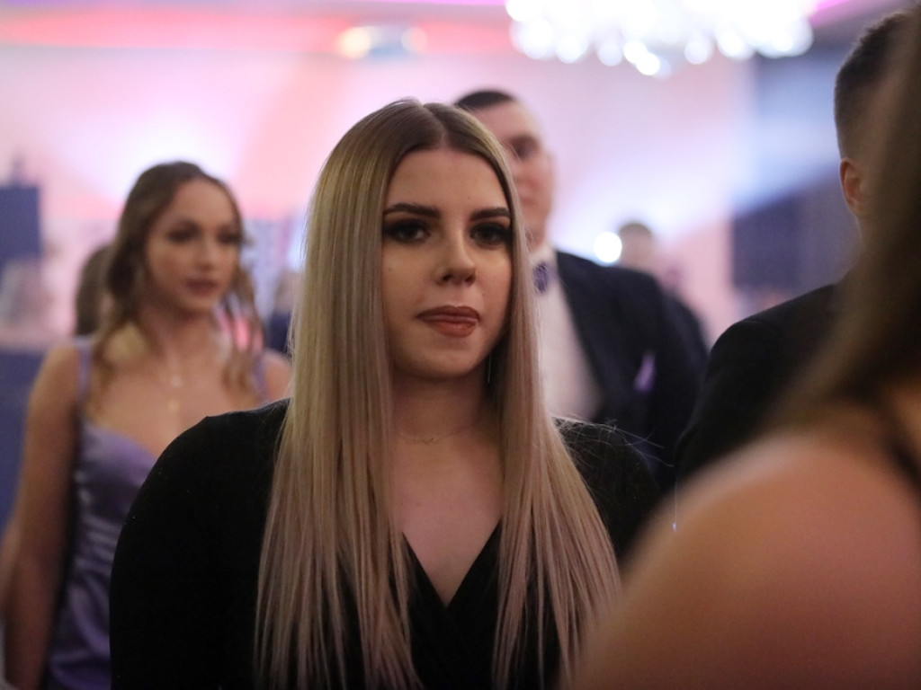 Poloneza czas zacząć. Tak się bawią maturzyści Zespołu Szkół Ekonomicznych [ZDJĘCIA]