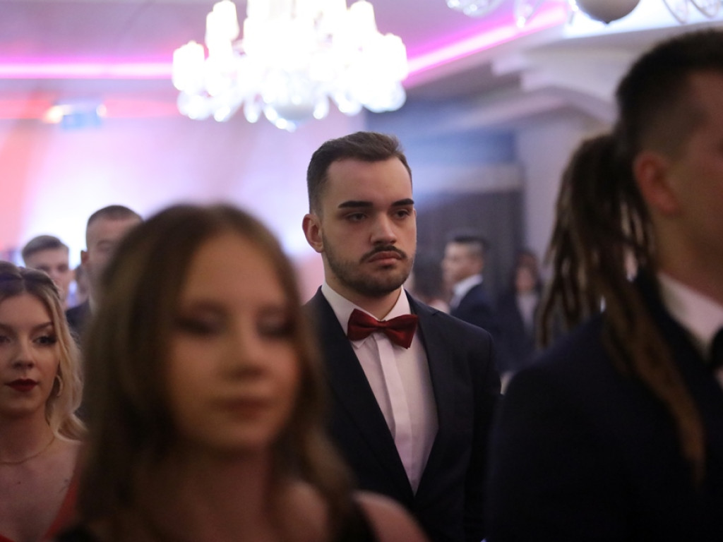 Poloneza czas zacząć. Tak się bawią maturzyści Zespołu Szkół Ekonomicznych [ZDJĘCIA]