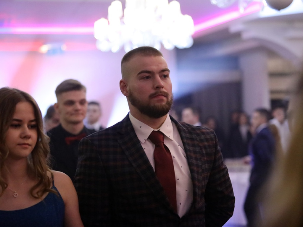 Poloneza czas zacząć. Tak się bawią maturzyści Zespołu Szkół Ekonomicznych [ZDJĘCIA]