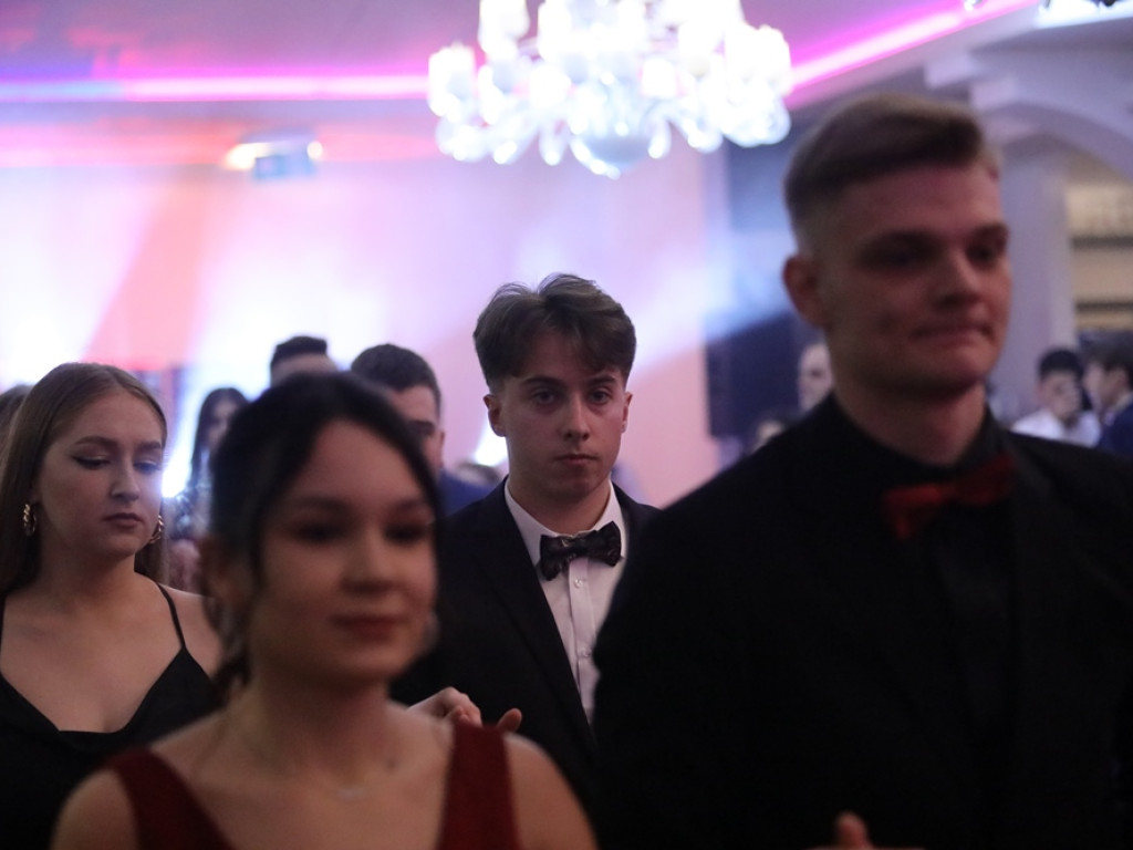 Poloneza czas zacząć. Tak się bawią maturzyści Zespołu Szkół Ekonomicznych [ZDJĘCIA]