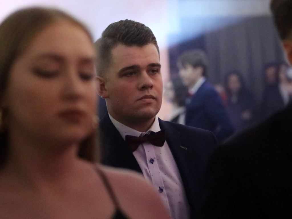 Poloneza czas zacząć. Tak się bawią maturzyści Zespołu Szkół Ekonomicznych [ZDJĘCIA]