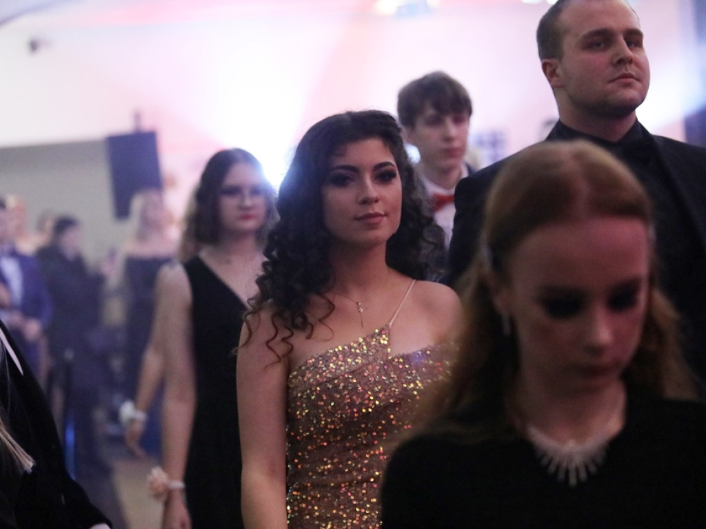 Poloneza czas zacząć. Tak się bawią maturzyści Zespołu Szkół Ekonomicznych [ZDJĘCIA]