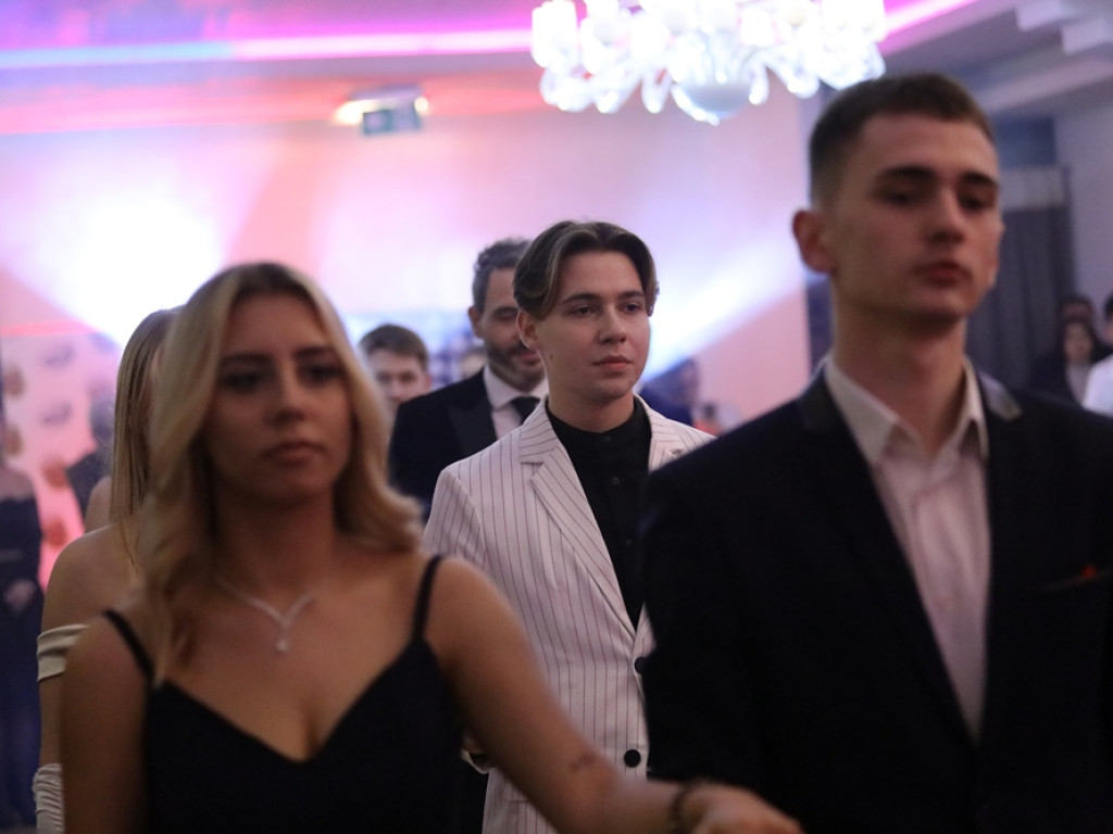 Poloneza czas zacząć. Tak się bawią maturzyści Zespołu Szkół Ekonomicznych [ZDJĘCIA]