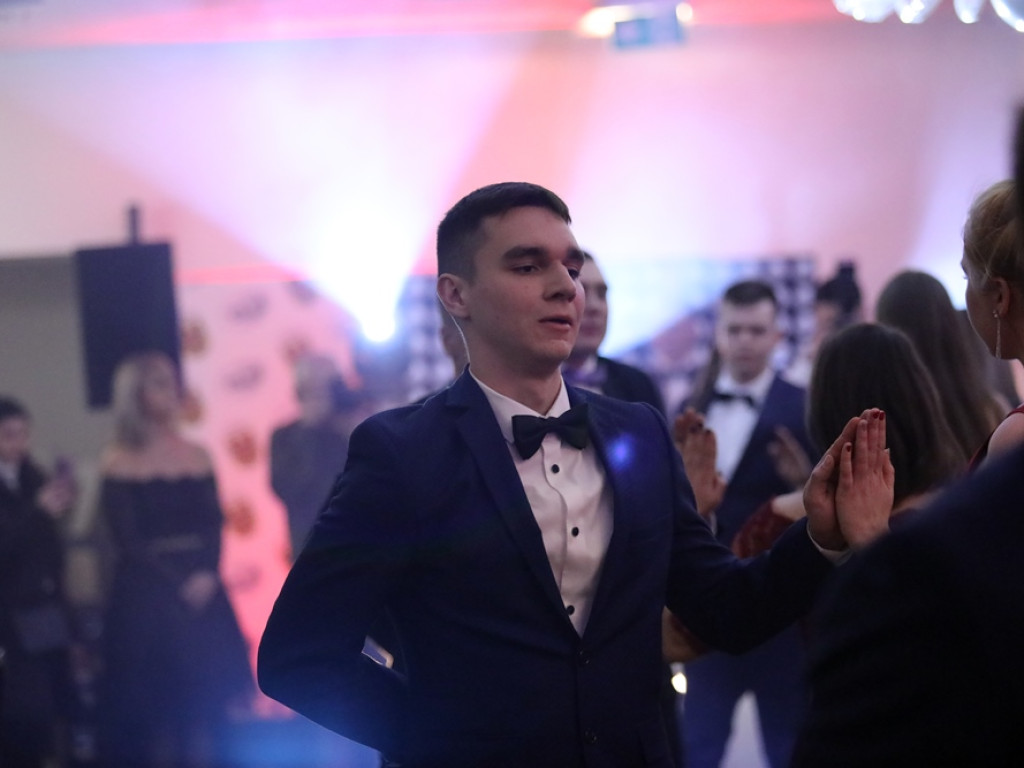 Poloneza czas zacząć. Tak się bawią maturzyści Zespołu Szkół Ekonomicznych [ZDJĘCIA]