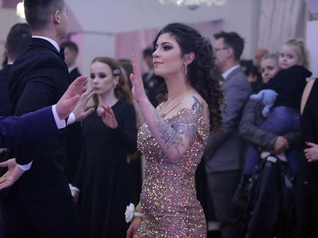 Poloneza czas zacząć. Tak się bawią maturzyści Zespołu Szkół Ekonomicznych [ZDJĘCIA]