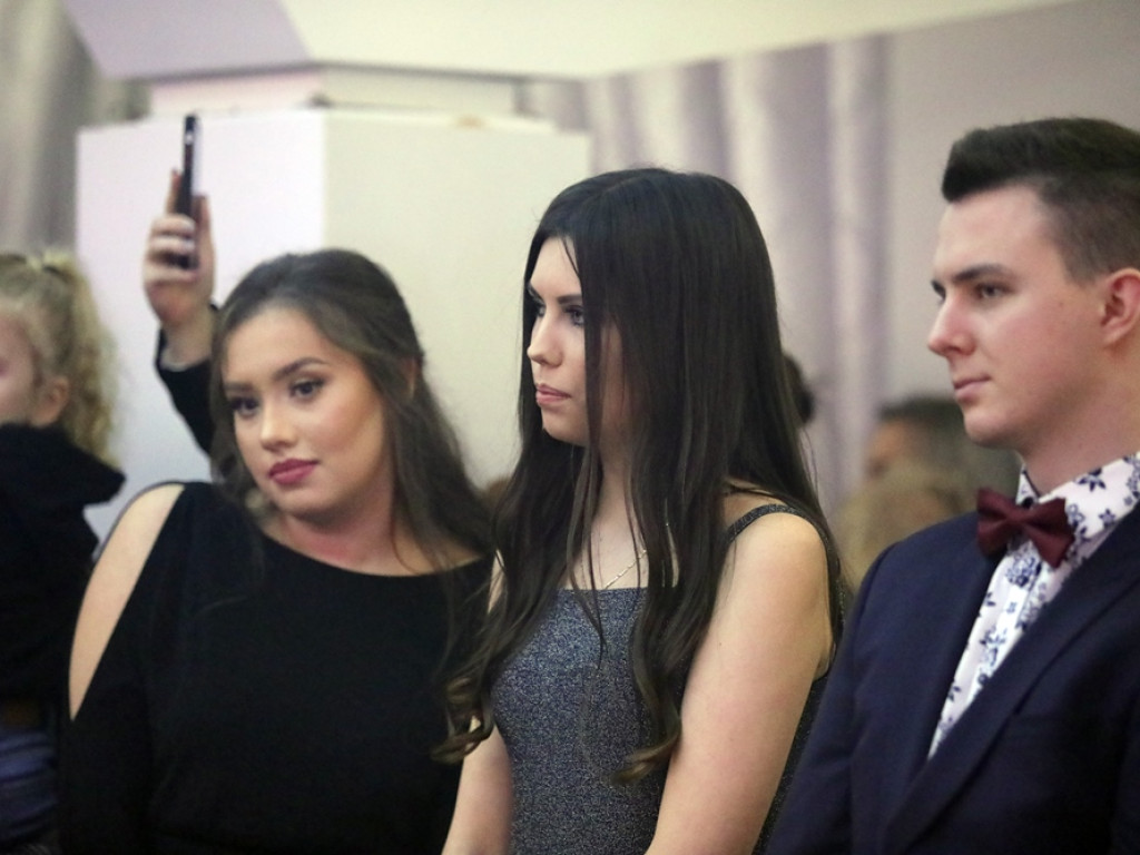 Poloneza czas zacząć. Tak się bawią maturzyści Zespołu Szkół Ekonomicznych [ZDJĘCIA]