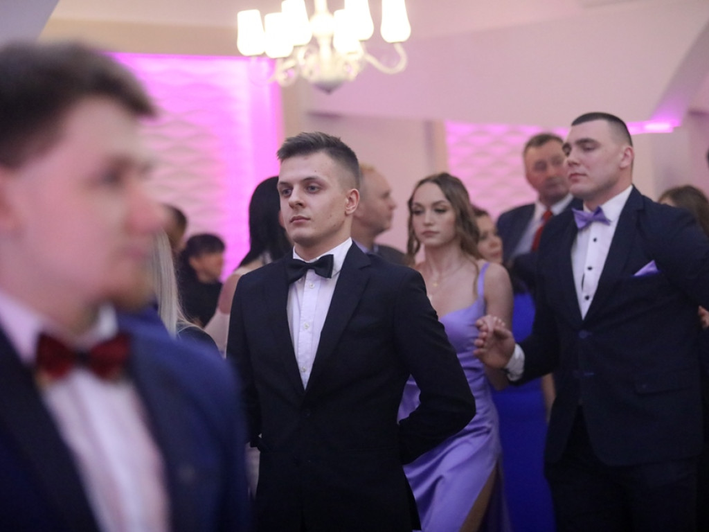 Poloneza czas zacząć. Tak się bawią maturzyści Zespołu Szkół Ekonomicznych [ZDJĘCIA]