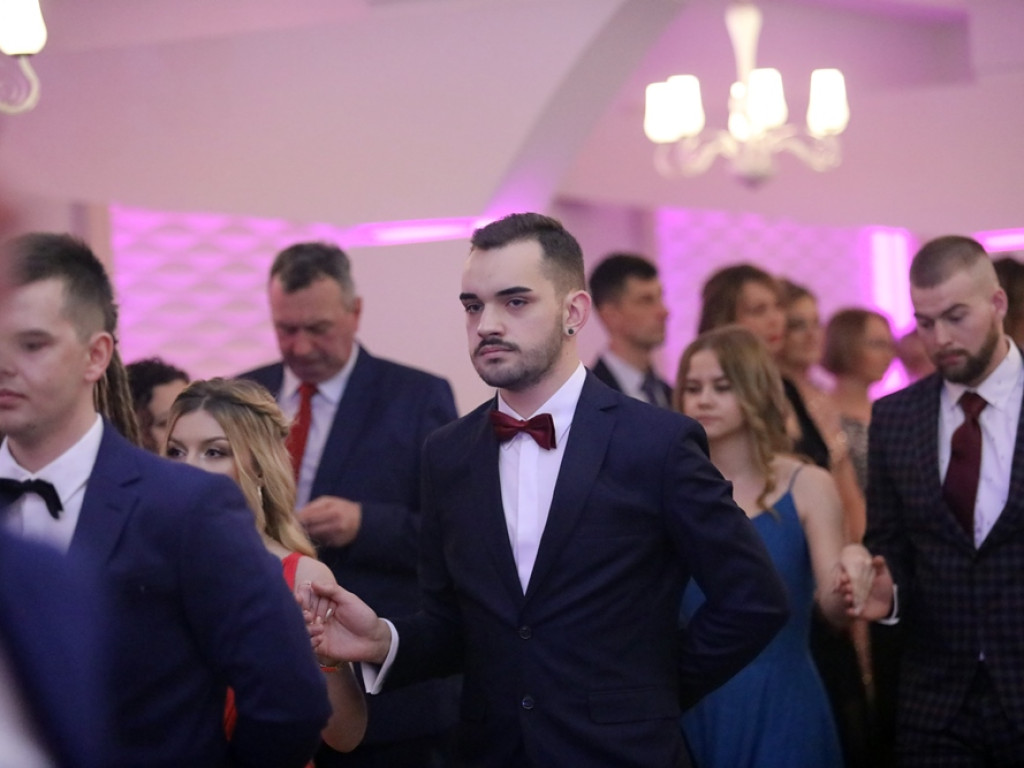 Poloneza czas zacząć. Tak się bawią maturzyści Zespołu Szkół Ekonomicznych [ZDJĘCIA]