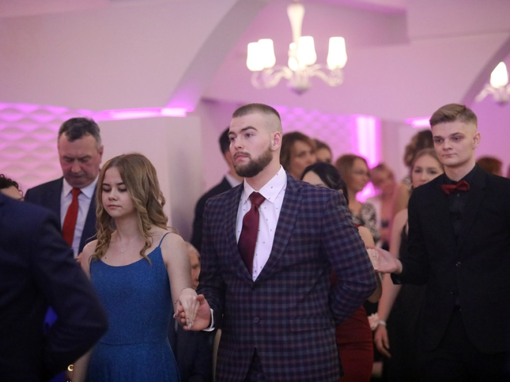 Poloneza czas zacząć. Tak się bawią maturzyści Zespołu Szkół Ekonomicznych [ZDJĘCIA]