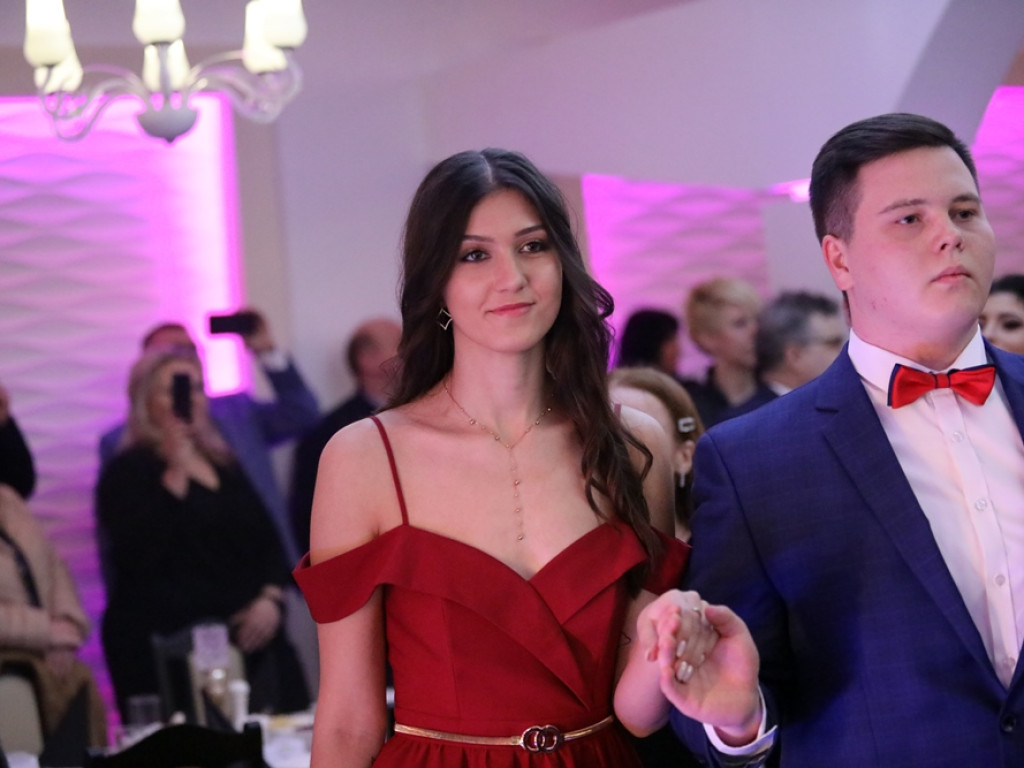 Poloneza czas zacząć. Tak się bawią maturzyści Zespołu Szkół Ekonomicznych [ZDJĘCIA]