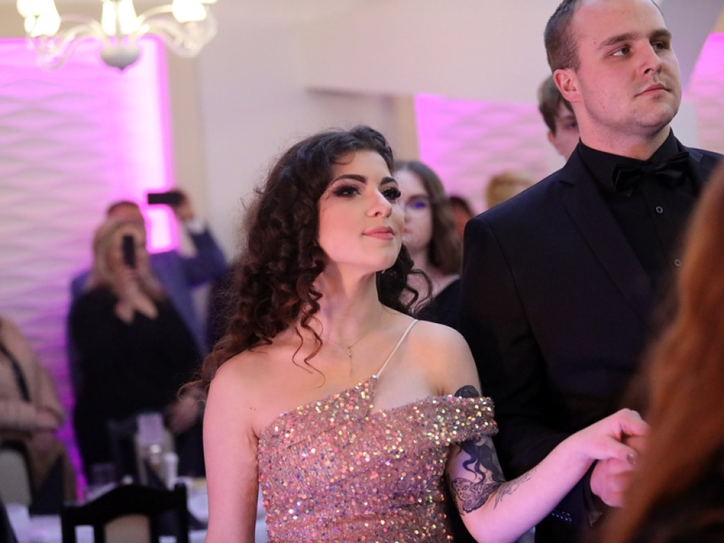 Poloneza czas zacząć. Tak się bawią maturzyści Zespołu Szkół Ekonomicznych [ZDJĘCIA]