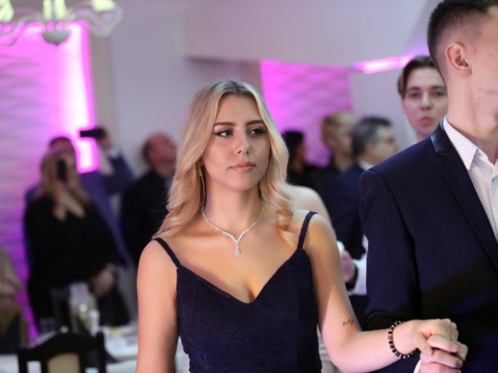 Poloneza czas zacząć. Tak się bawią maturzyści Zespołu Szkół Ekonomicznych [ZDJĘCIA]