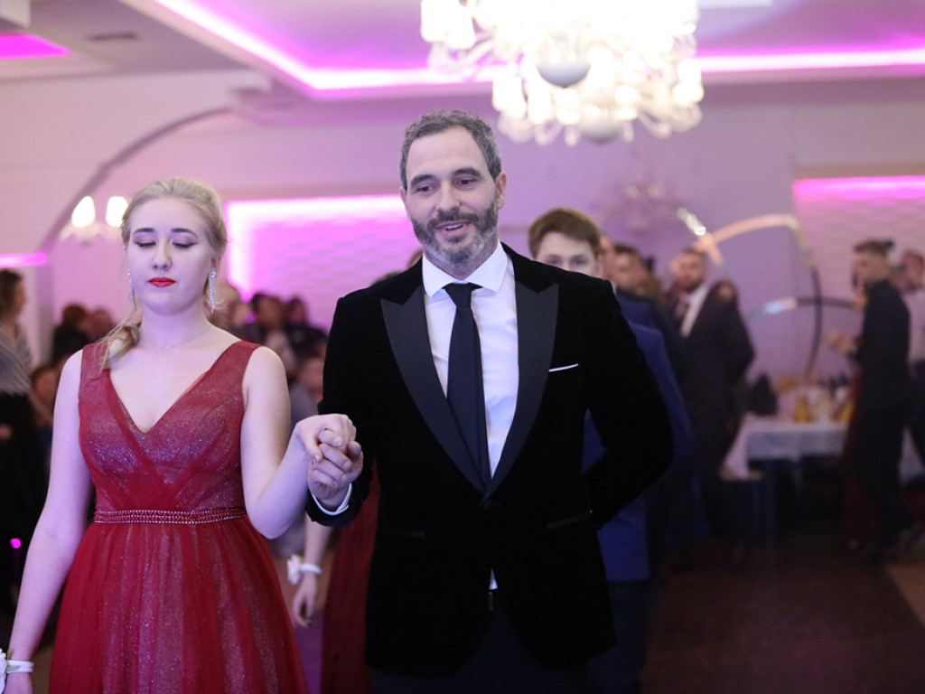 Poloneza czas zacząć. Tak się bawią maturzyści Zespołu Szkół Ekonomicznych [ZDJĘCIA]