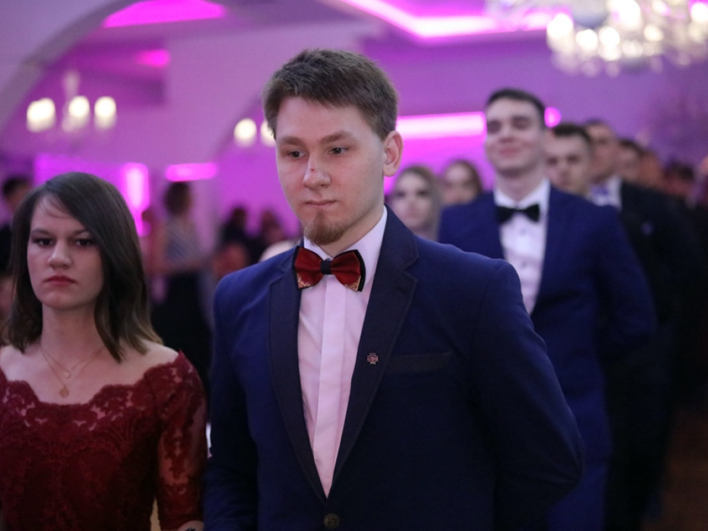 Poloneza czas zacząć. Tak się bawią maturzyści Zespołu Szkół Ekonomicznych [ZDJĘCIA]