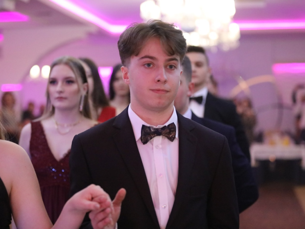 Poloneza czas zacząć. Tak się bawią maturzyści Zespołu Szkół Ekonomicznych [ZDJĘCIA]