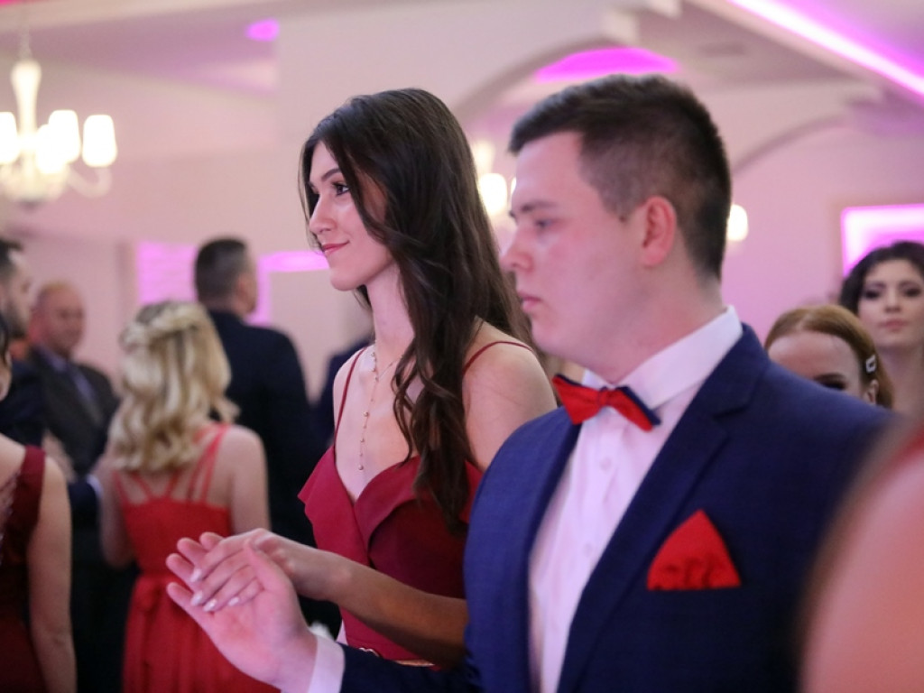 Poloneza czas zacząć. Tak się bawią maturzyści Zespołu Szkół Ekonomicznych [ZDJĘCIA]