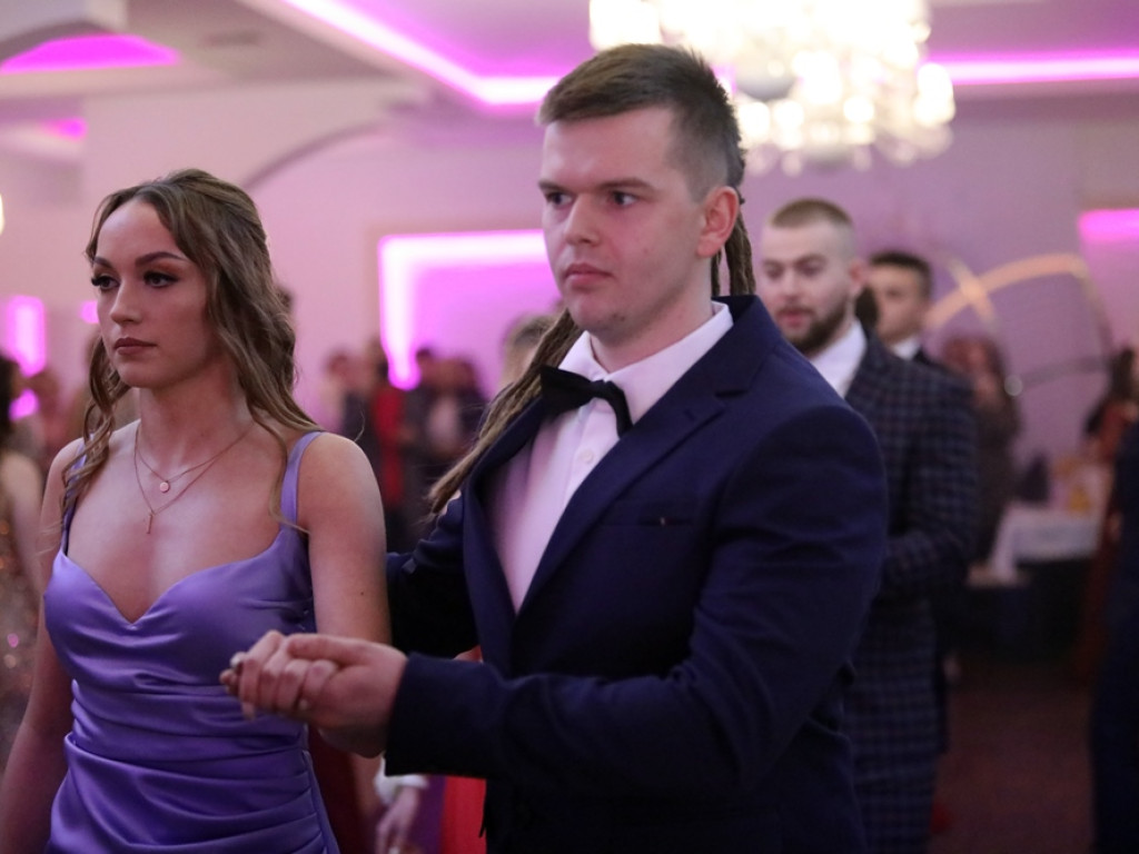 Poloneza czas zacząć. Tak się bawią maturzyści Zespołu Szkół Ekonomicznych [ZDJĘCIA]