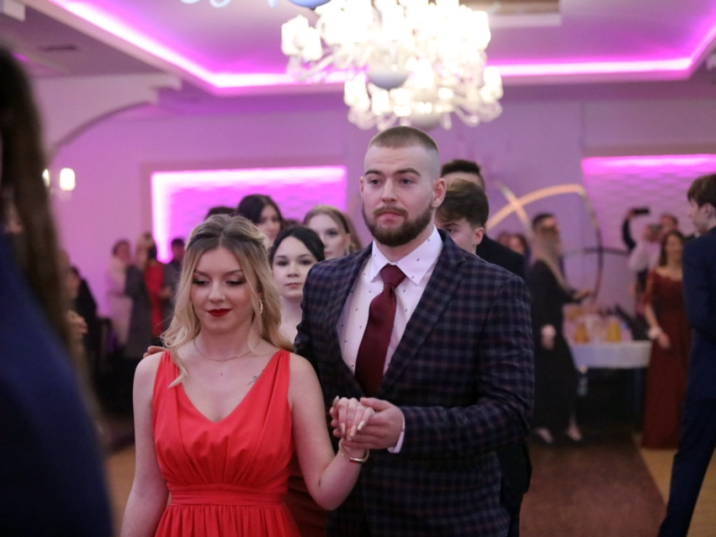 Poloneza czas zacząć. Tak się bawią maturzyści Zespołu Szkół Ekonomicznych [ZDJĘCIA]