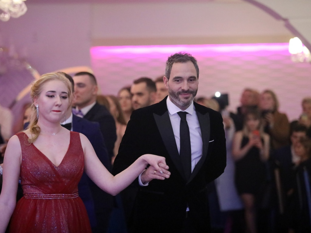 Poloneza czas zacząć. Tak się bawią maturzyści Zespołu Szkół Ekonomicznych [ZDJĘCIA]