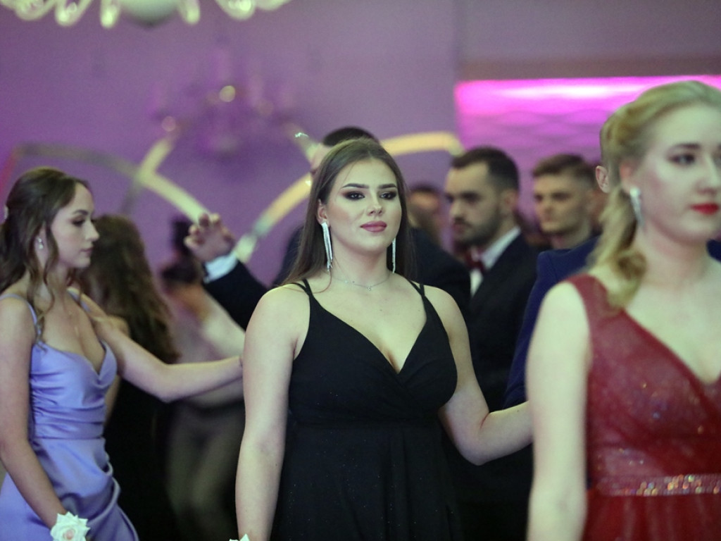 Poloneza czas zacząć. Tak się bawią maturzyści Zespołu Szkół Ekonomicznych [ZDJĘCIA]