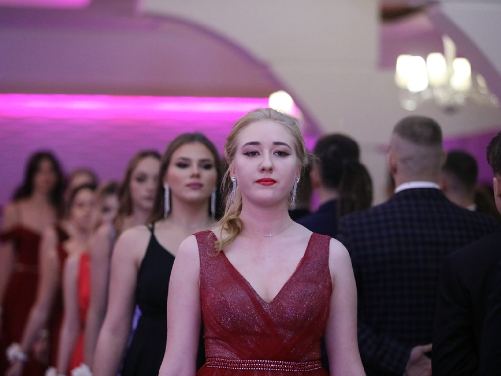 Poloneza czas zacząć. Tak się bawią maturzyści Zespołu Szkół Ekonomicznych [ZDJĘCIA]