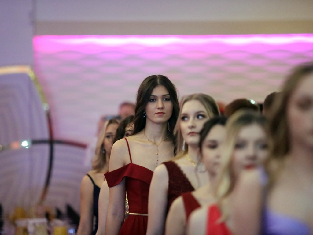 Poloneza czas zacząć. Tak się bawią maturzyści Zespołu Szkół Ekonomicznych [ZDJĘCIA]