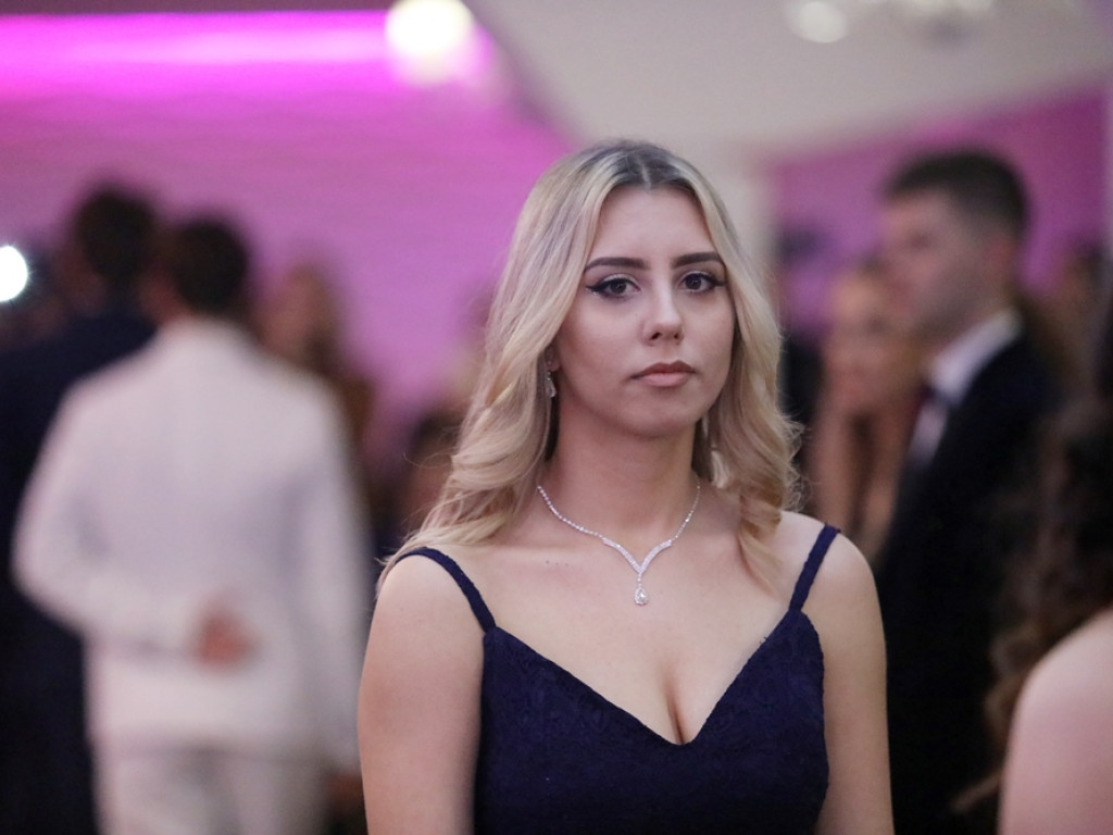 Poloneza czas zacząć. Tak się bawią maturzyści Zespołu Szkół Ekonomicznych [ZDJĘCIA]