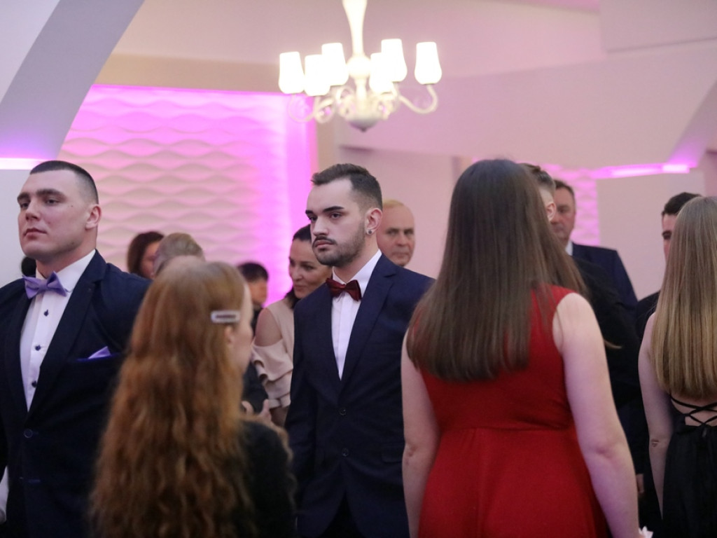 Poloneza czas zacząć. Tak się bawią maturzyści Zespołu Szkół Ekonomicznych [ZDJĘCIA]