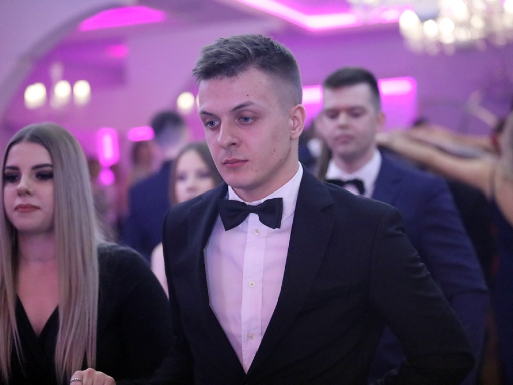 Poloneza czas zacząć. Tak się bawią maturzyści Zespołu Szkół Ekonomicznych [ZDJĘCIA]