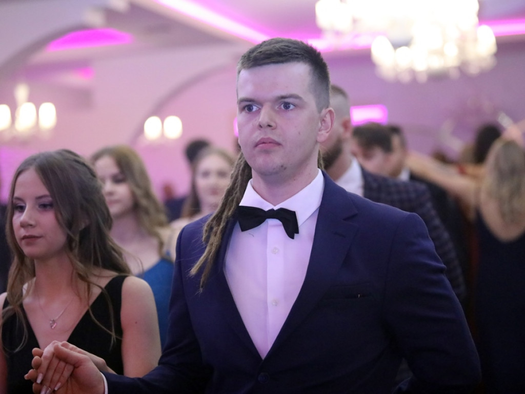 Poloneza czas zacząć. Tak się bawią maturzyści Zespołu Szkół Ekonomicznych [ZDJĘCIA]