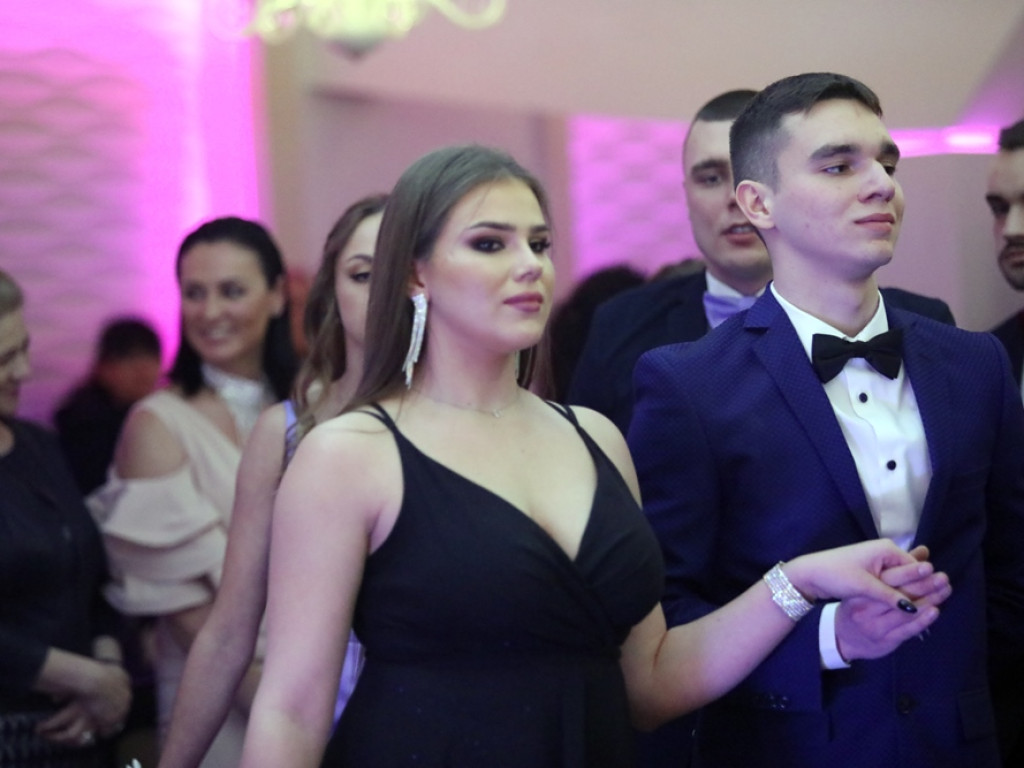 Poloneza czas zacząć. Tak się bawią maturzyści Zespołu Szkół Ekonomicznych [ZDJĘCIA]