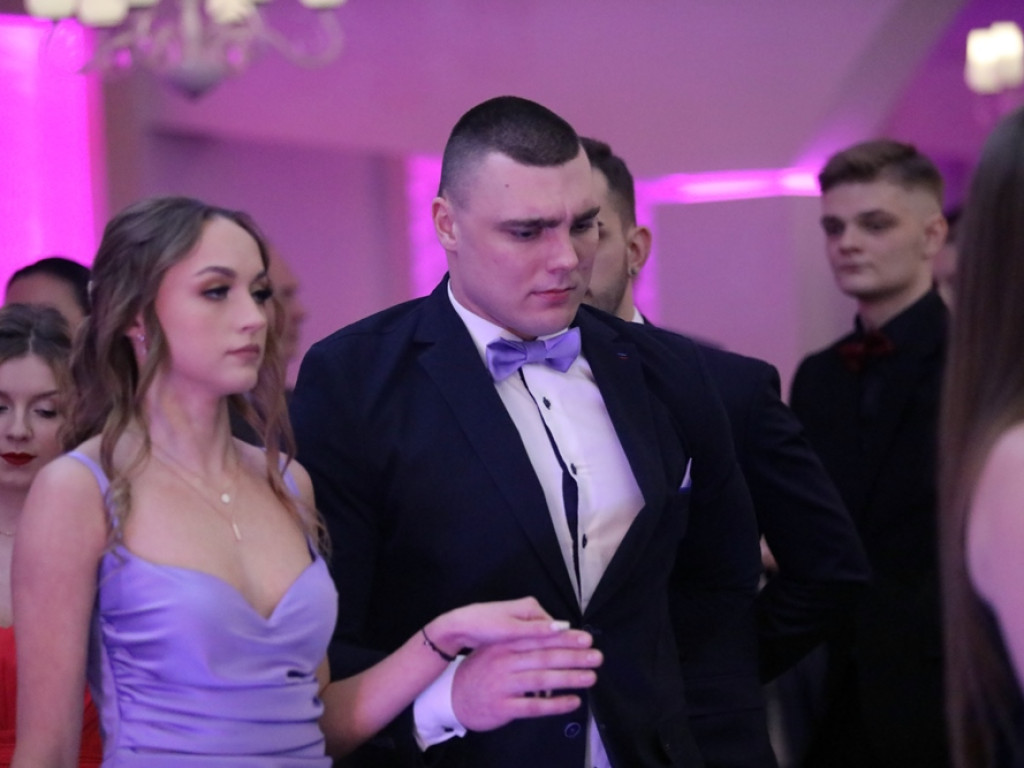 Poloneza czas zacząć. Tak się bawią maturzyści Zespołu Szkół Ekonomicznych [ZDJĘCIA]