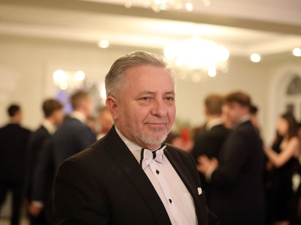 Młodzież II LO świętuje. Dyrektor: Życzę dobrej i bezpiecznej zabawy [ZDJĘCIA]