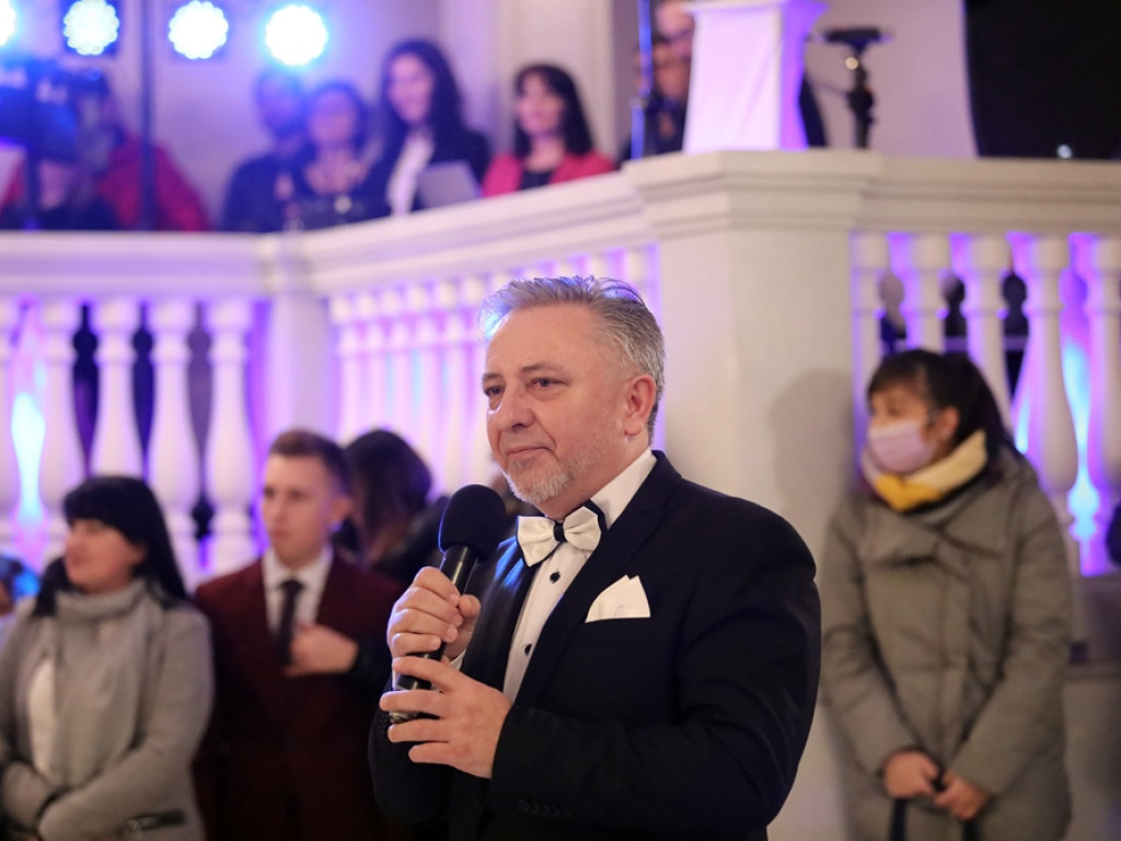 Młodzież II LO świętuje. Dyrektor: Życzę dobrej i bezpiecznej zabawy [ZDJĘCIA]