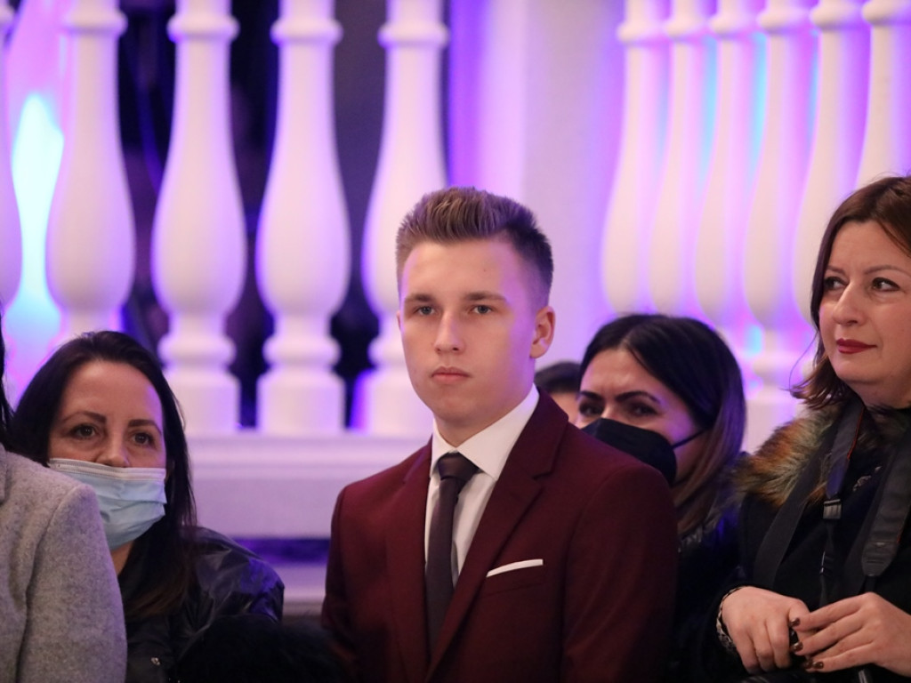 Młodzież II LO świętuje. Dyrektor: Życzę dobrej i bezpiecznej zabawy [ZDJĘCIA]