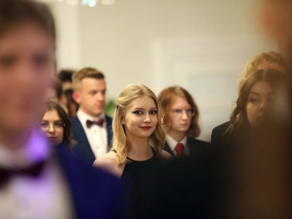 Młodzież II LO świętuje. Dyrektor: Życzę dobrej i bezpiecznej zabawy [ZDJĘCIA]