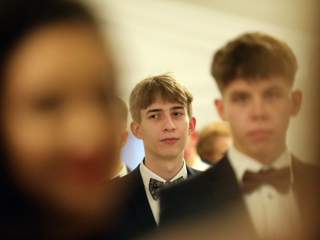 Młodzież II LO świętuje. Dyrektor: Życzę dobrej i bezpiecznej zabawy [ZDJĘCIA]
