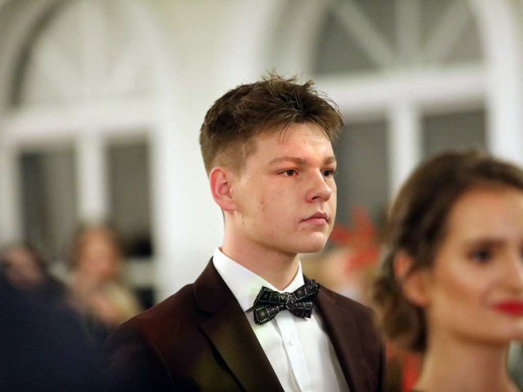 Młodzież II LO świętuje. Dyrektor: Życzę dobrej i bezpiecznej zabawy [ZDJĘCIA]